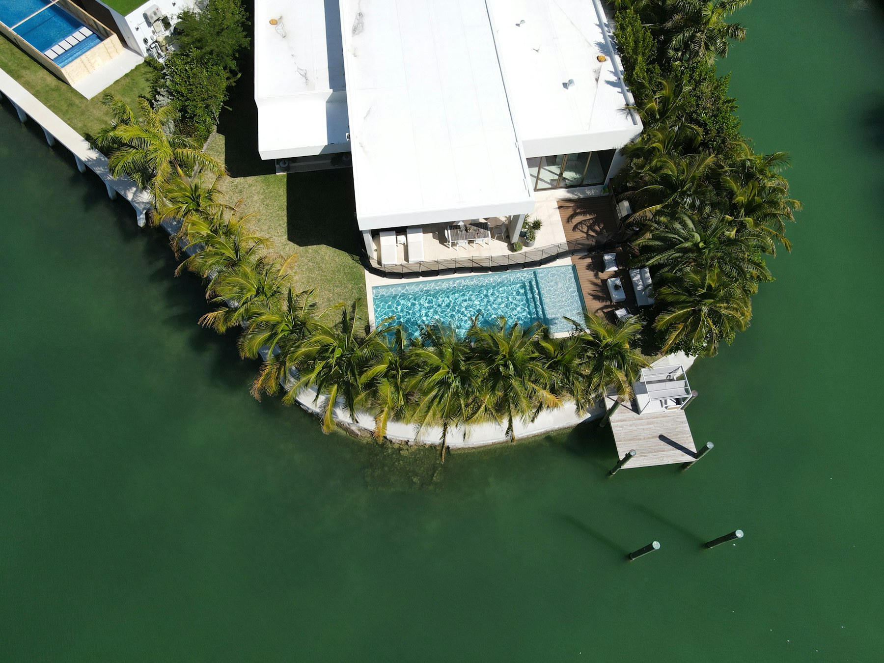 Winter Haven — Post-war ranches and 1950s–1970s lakefront homes around the Chain of Lakes, plus post-2010 subdivisions along US-27 and Cypress Gardens Boulevard